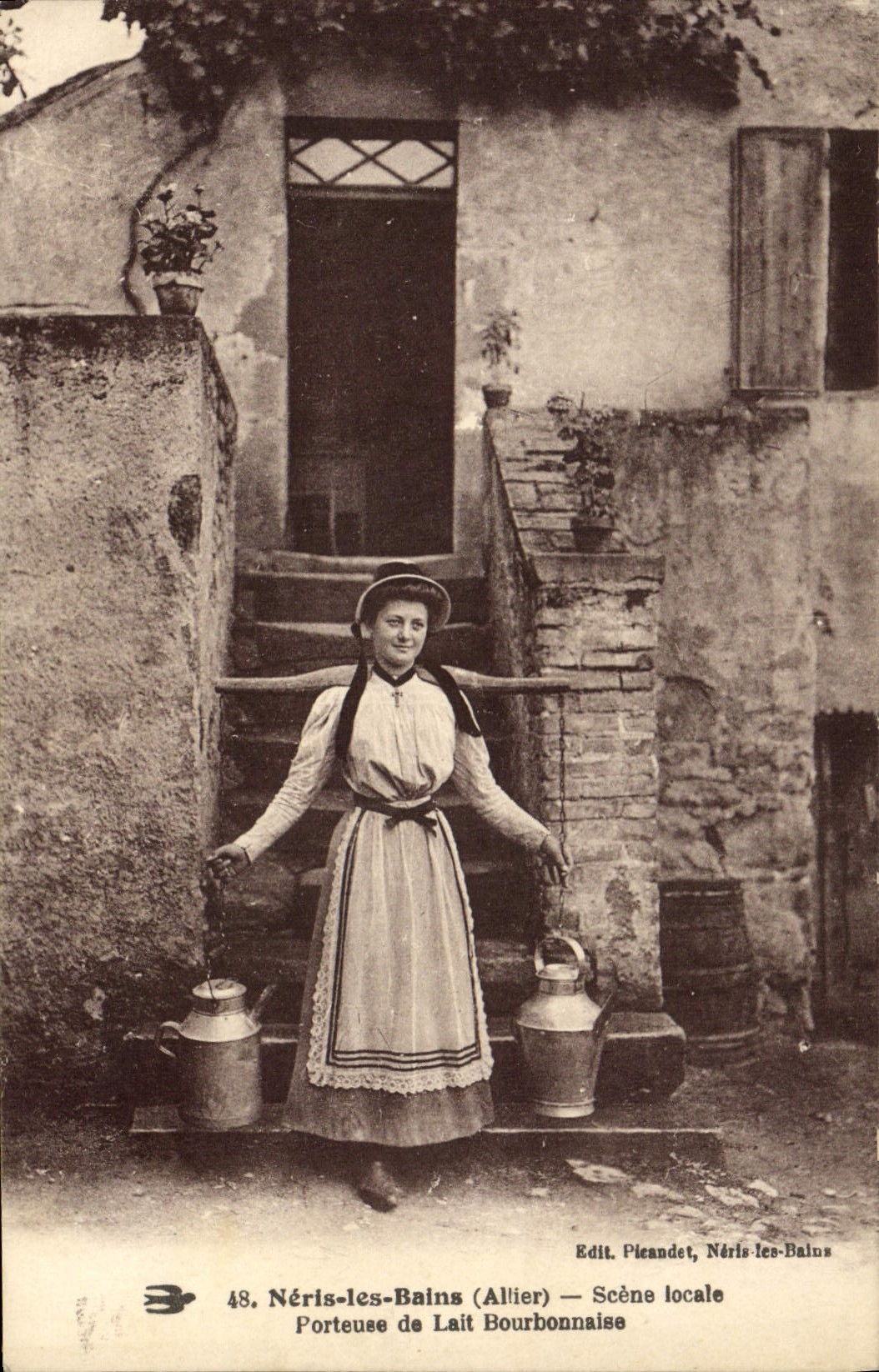 CPA Folklore Auvergne Neris les Bains Scene locale Porteuse de lait Bourbonnaise