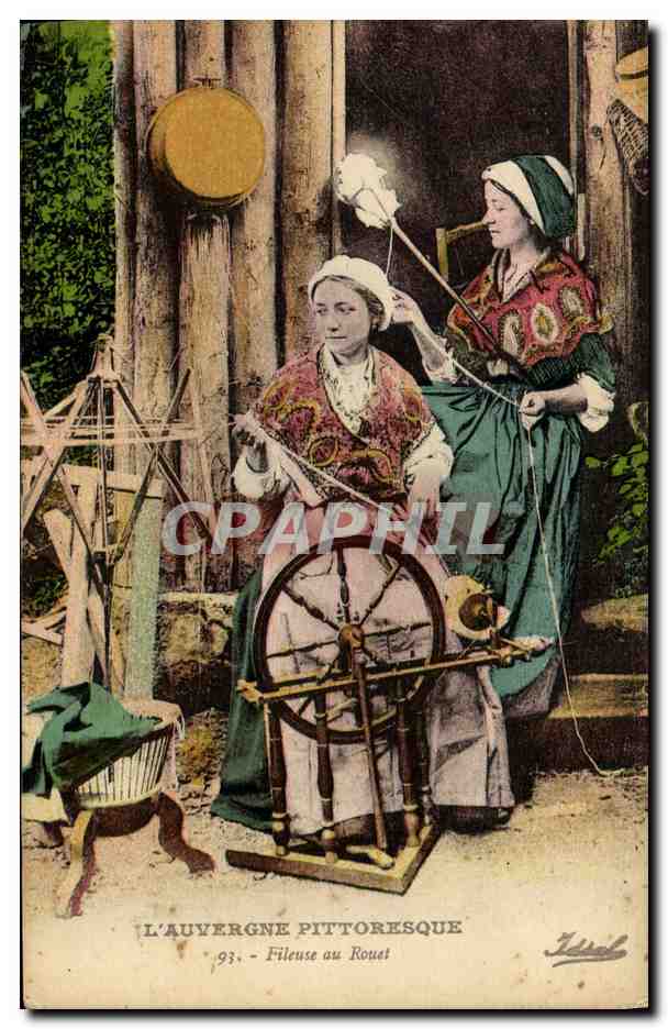 CPA Folklore Auvergne Fileuse au rouet