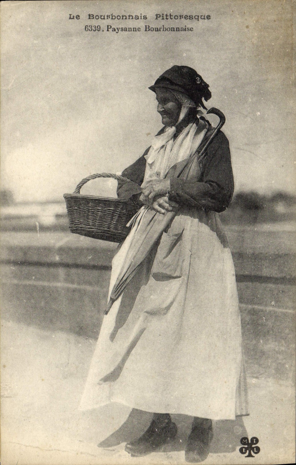 CPA Folklore Auvergne Bourbonnais Paysanne Bourbonnaise