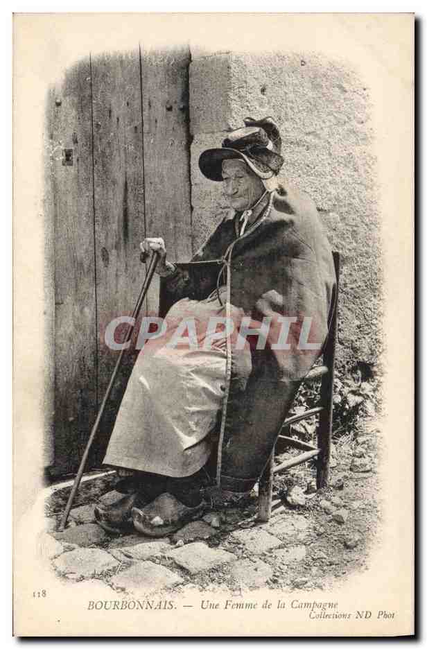 CPA Folklore Auvergne Bourbonnais Une femme de la campagne