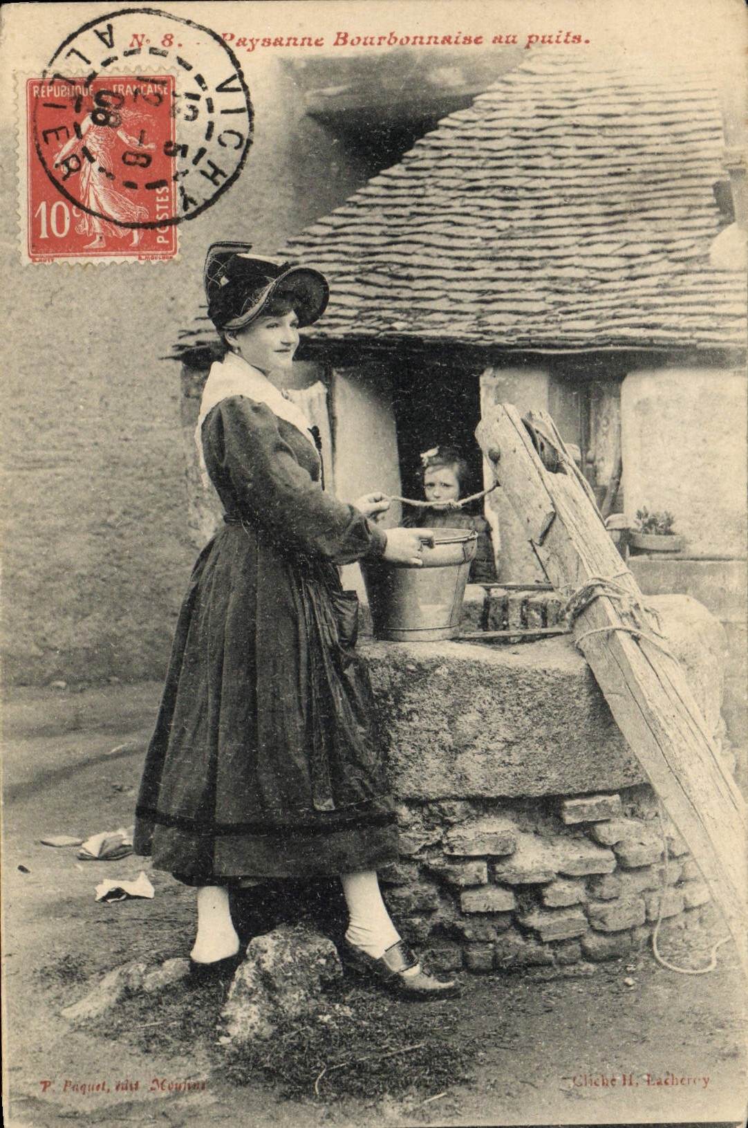 CPA Folklore Auvergne Paysanne Bourbonnaise au puits