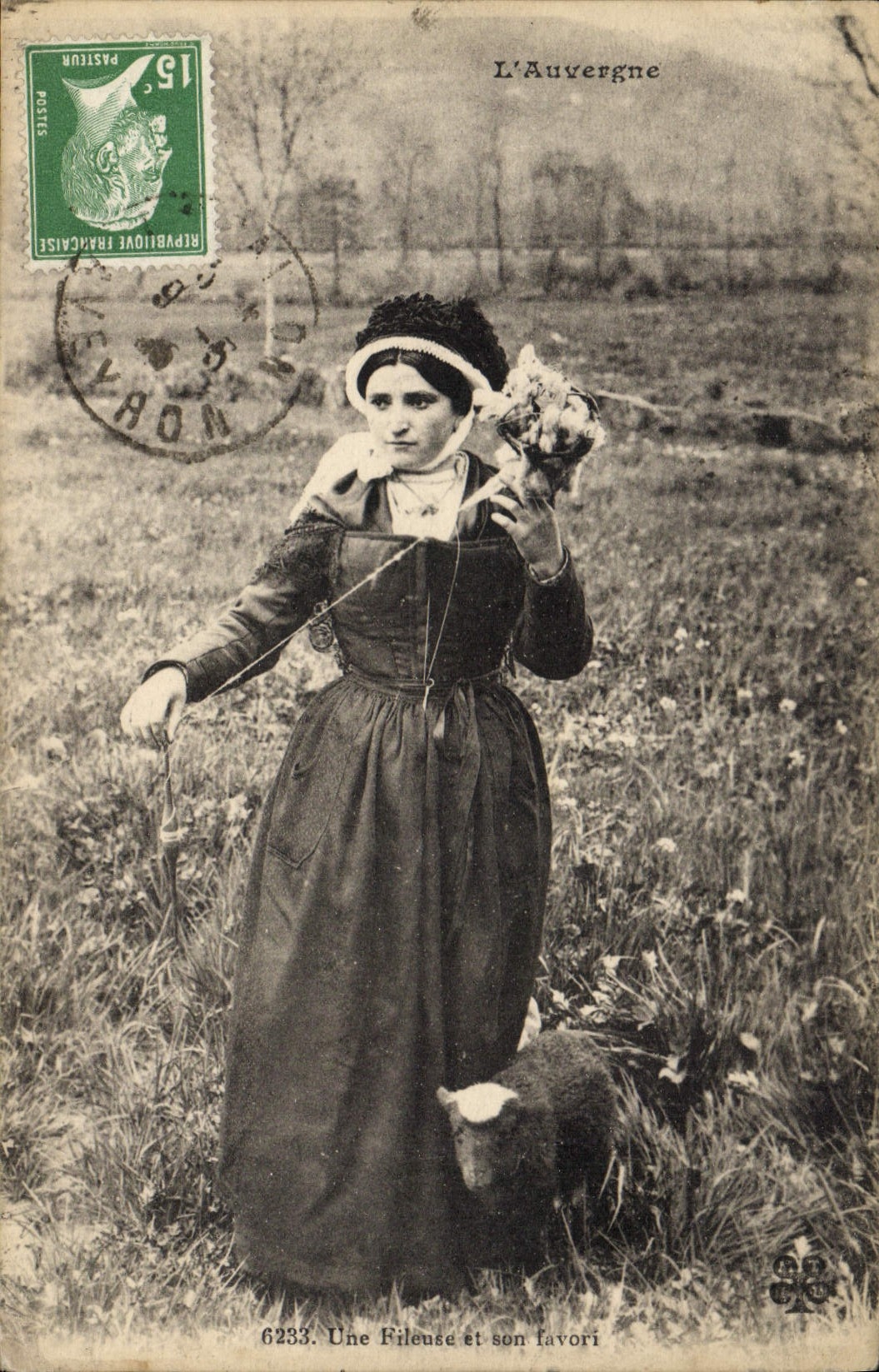 CPA Folklore Auvergne Une fileuse et son favori