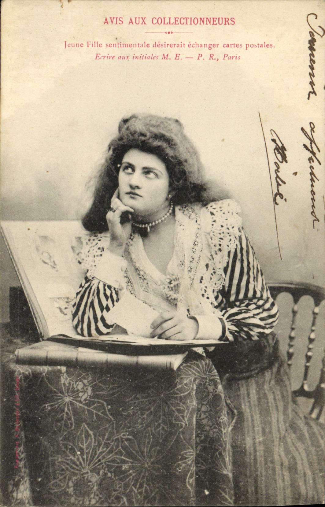 Jeune Fille sentimentale — échange de cartes postales — Paris