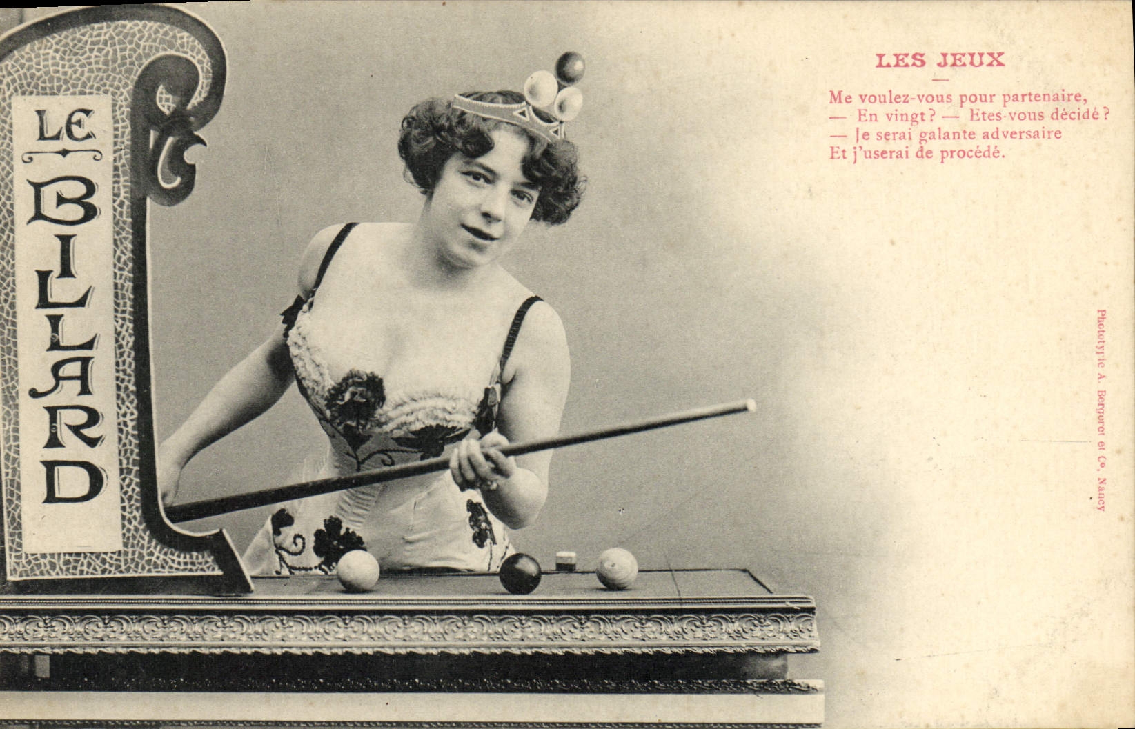 Jeune femme jouant au billard — scène de spectacle — éditeur Plauchut & Cie, Nancy