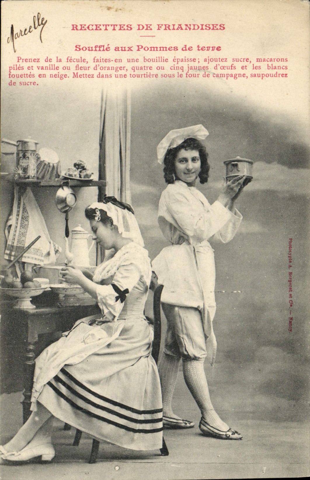 Deux jeunes femmes en tenue de cuisine — Recettes de friandises — Photographie A. Bourgont et Cie, Nancy