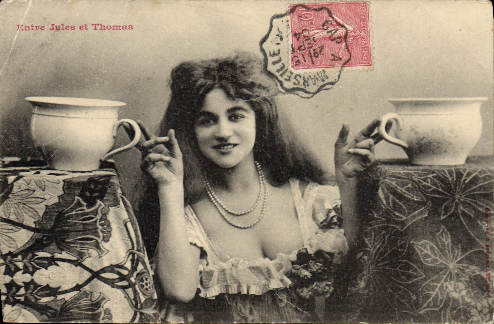 CPA Fantaisie Femme Entre Jules et Thomas