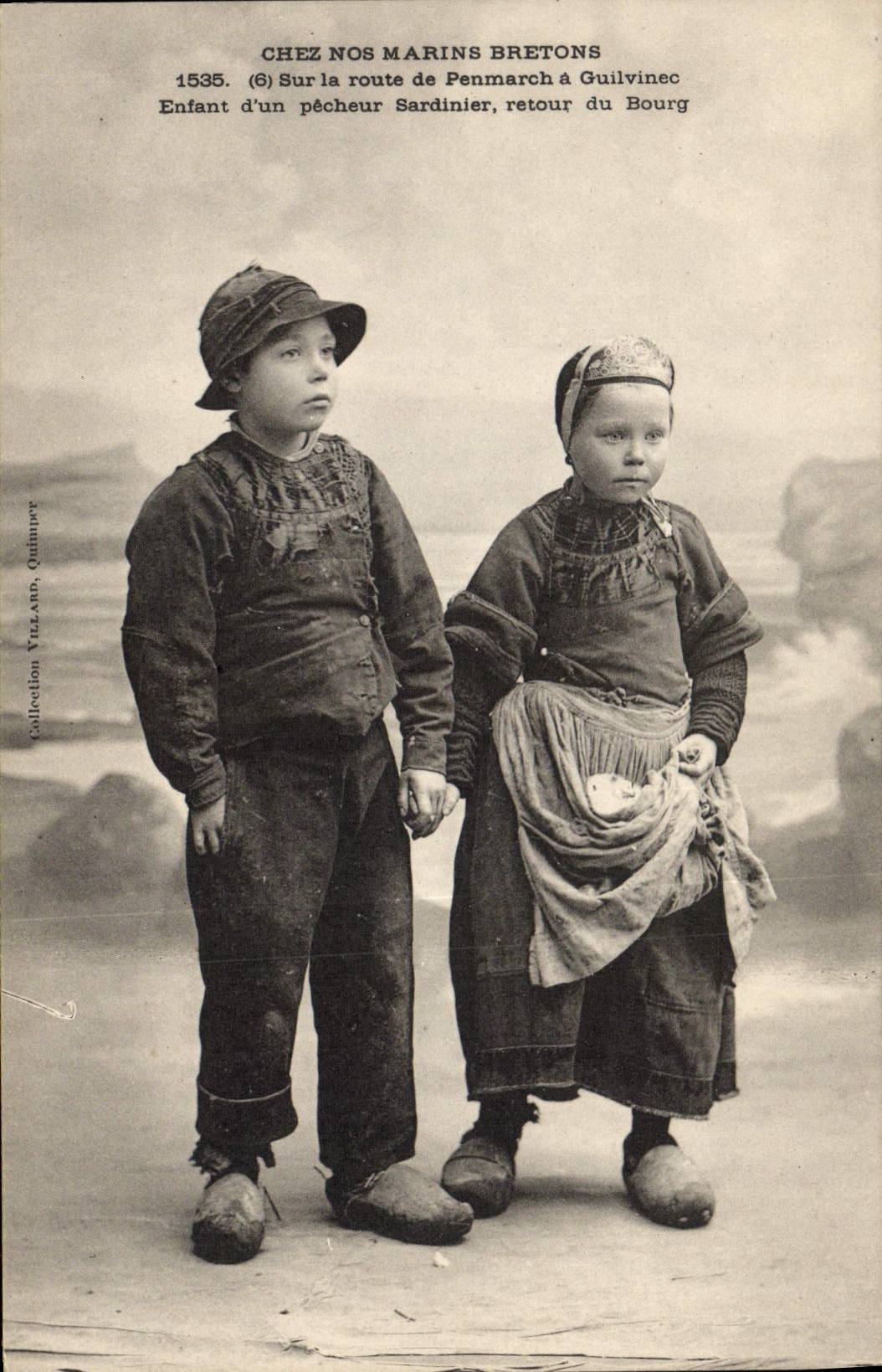 Deux enfants bretons — route de Penmarch à Guilvinec — Collection Vitzain, Quimper