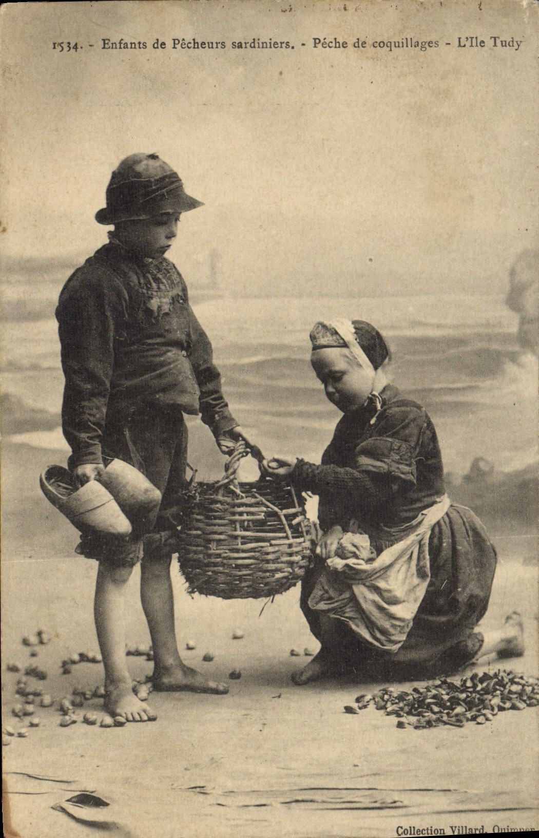 Enfants de Pêcheurs sardiniens — Pêche de coquillages — L'Île Tudy — Collection Villard, Quimper