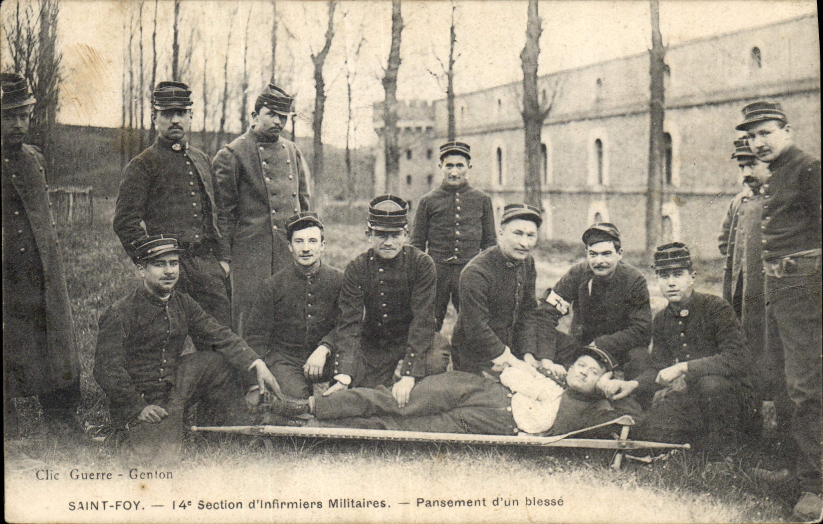 Saint-Foy — 14e Section d'Infirmiers Militaires — Pansement d'un blessé — Clic Guerre-Genton
