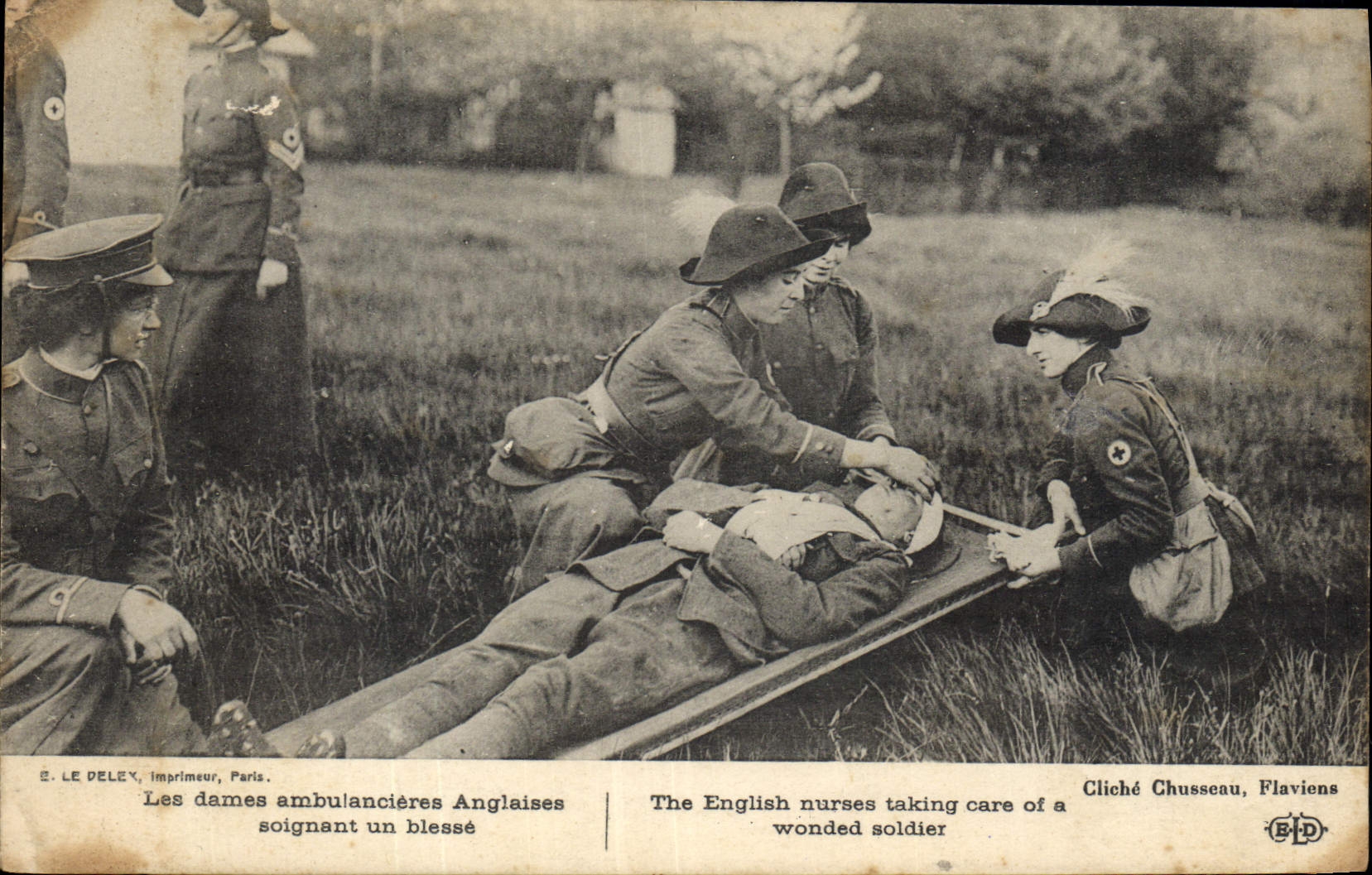 Dames ambulancières Anglaises soignant un blessé — E. LE DELEY, Imprimeur, Paris. Cliché Chusseau, Flavien