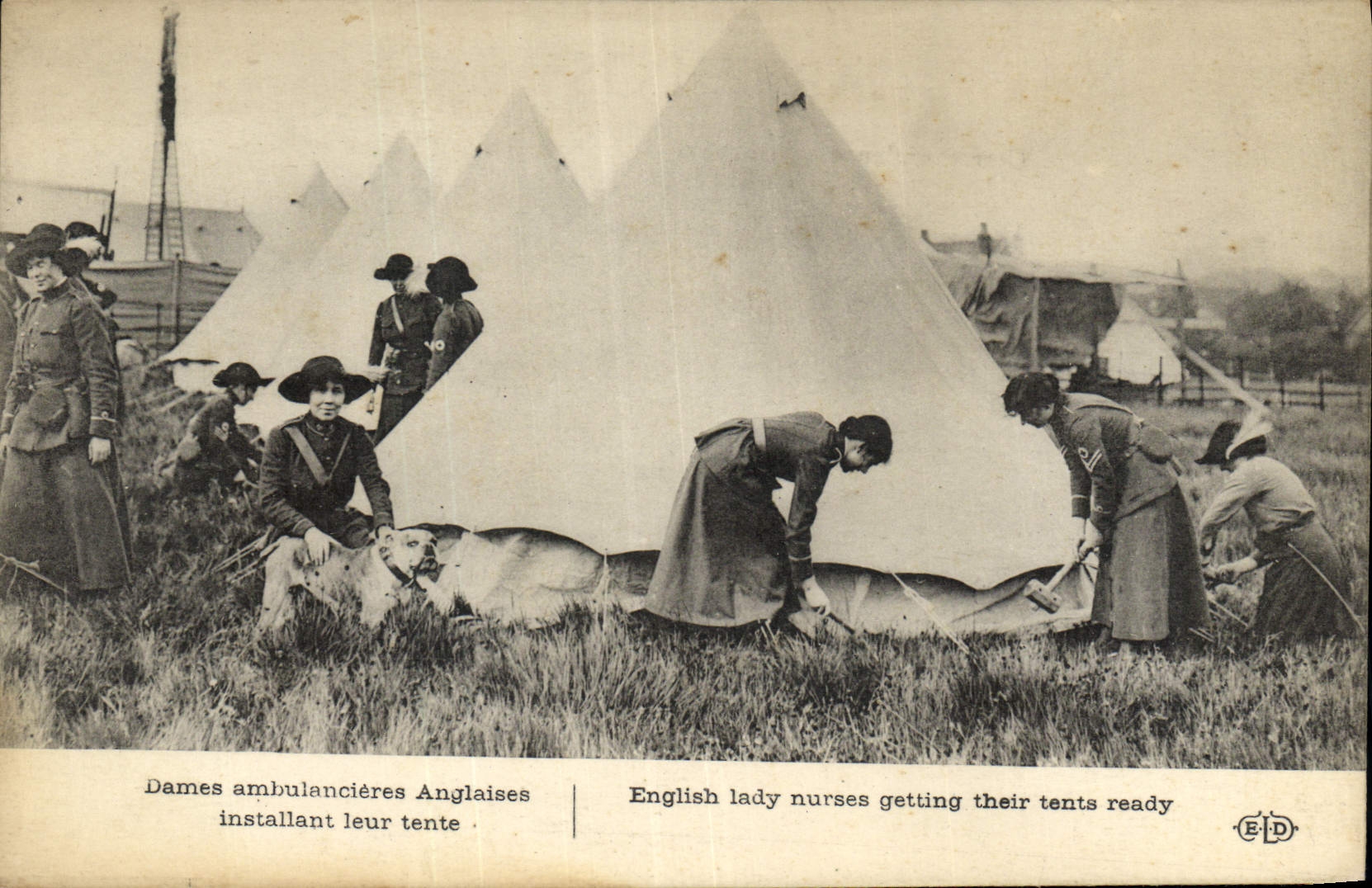 Dames ambulancières Anglaises installant leur tente — E. La Déci, imp.-édit, 127, Boulevard de Sébastopol, Paris