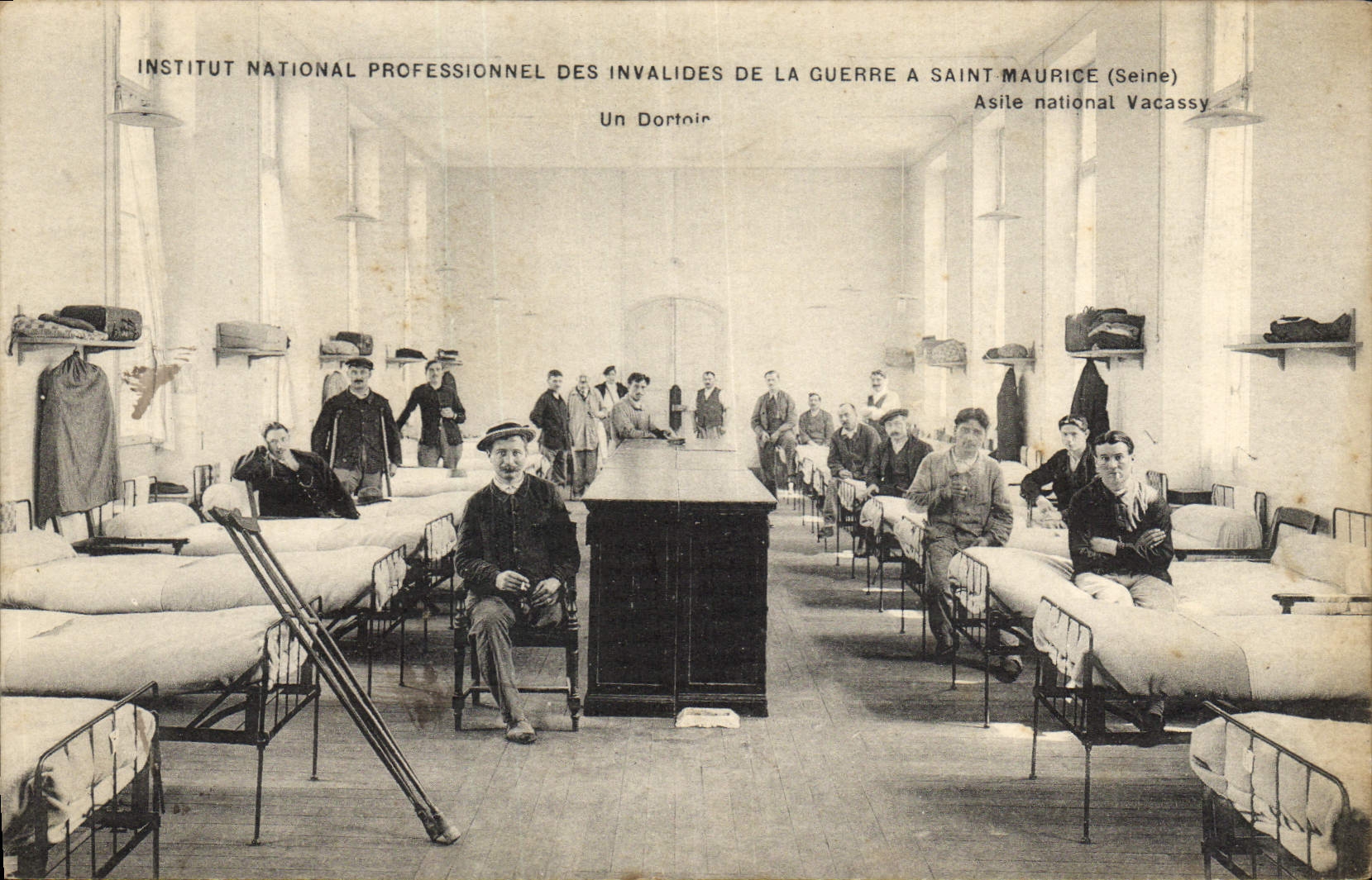 Institut National Professionnel des Invalides de la Guerre à Saint-Maurice (Seine) — Un Dortoir — Éditeur : Le Doleys, Paris