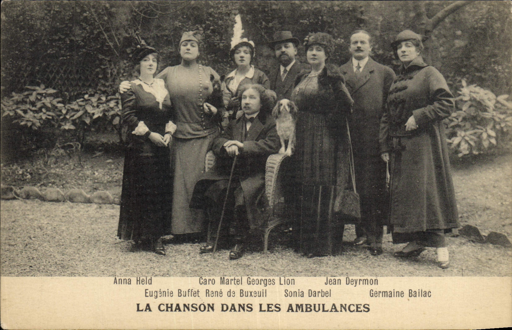 La chanson dans les ambulances — groupe de personnes avec chien — éditeur non identifié, n° de série non visible