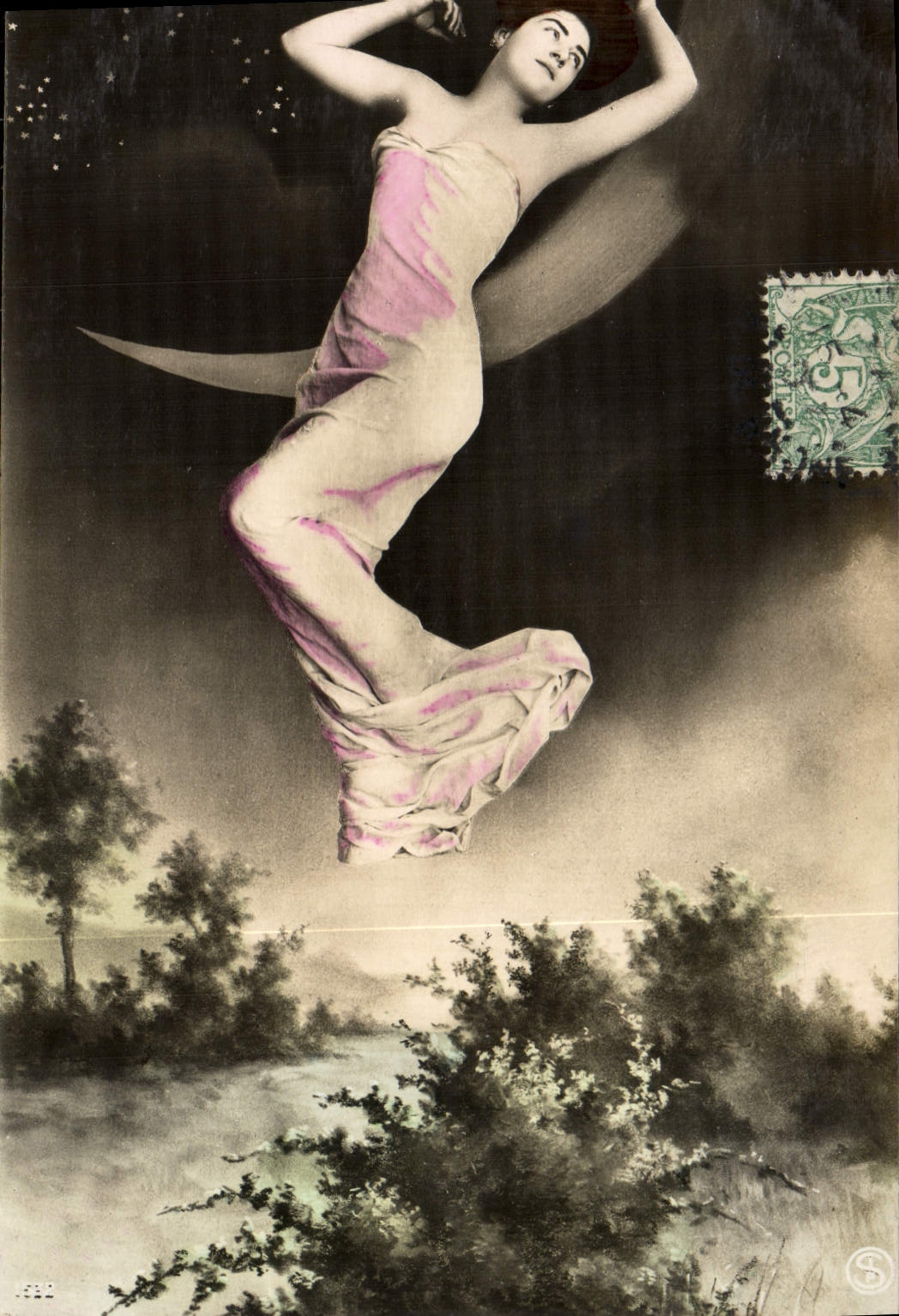 Femme en robe rose flottant au-dessus d'un paysage nocturne — éditeur inconnu, n° de série non visible