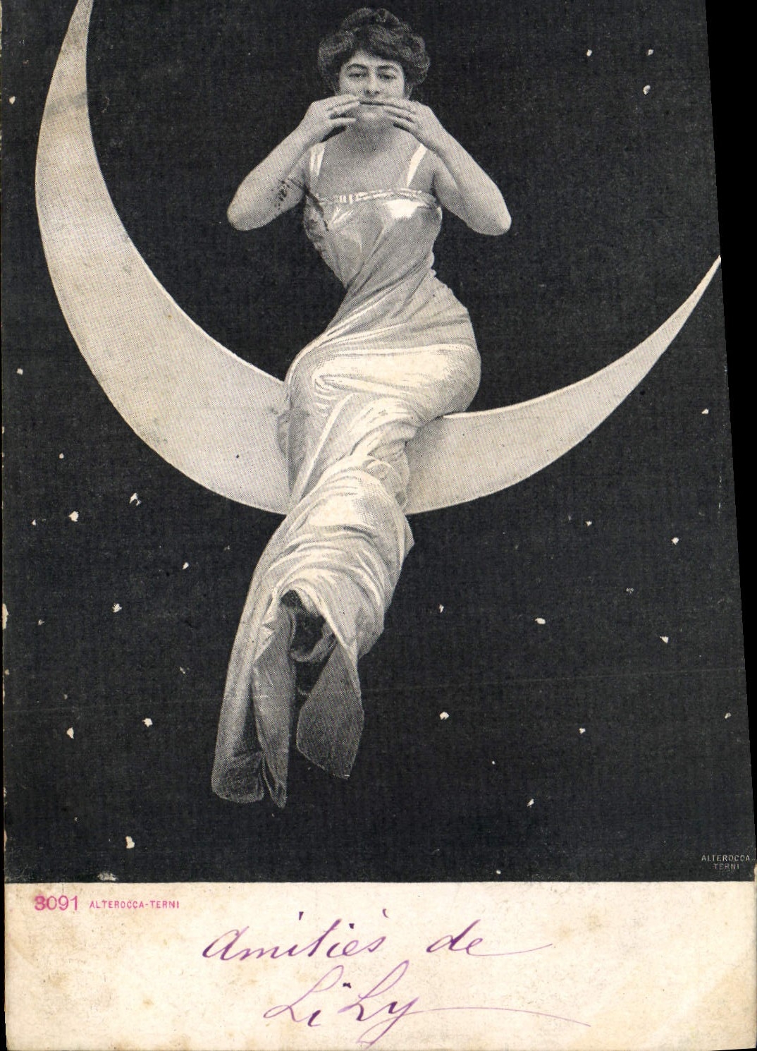 Femme assise sur une lune — éditeur ALTEROCCA-TERNI, n° 3091
