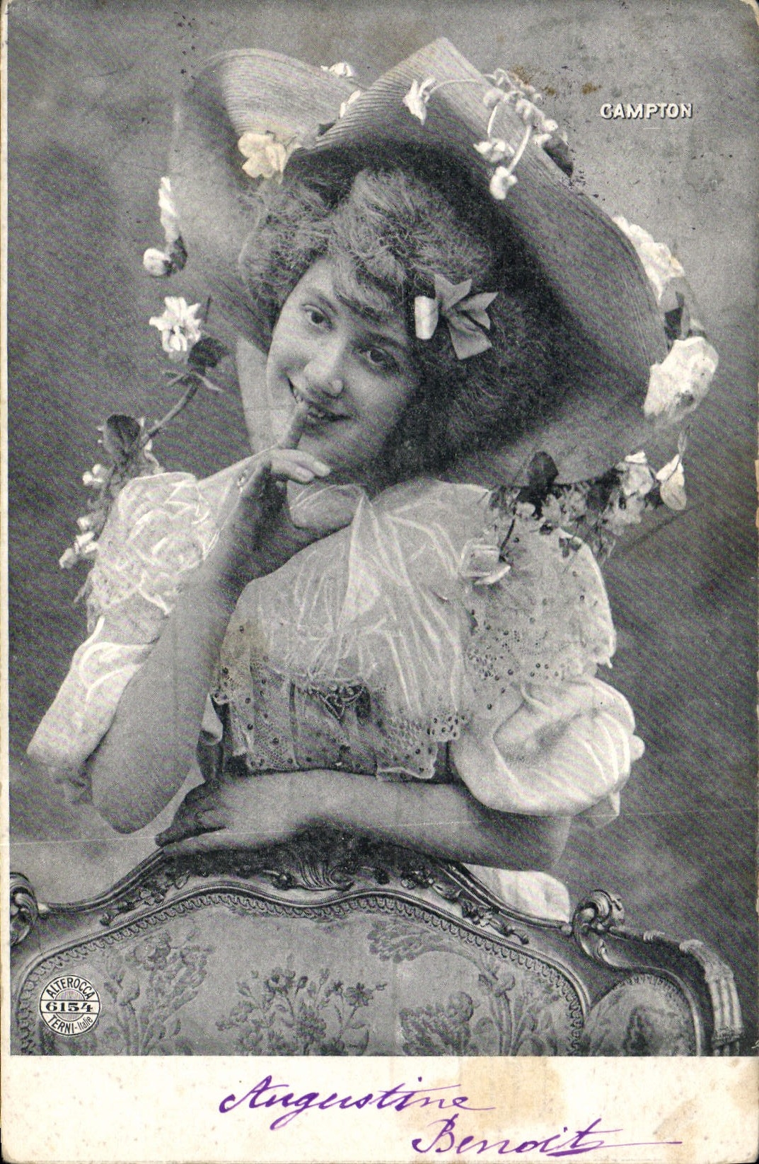 Augustine Benoit — Portrait féminin en chapeau fleuri — Campton