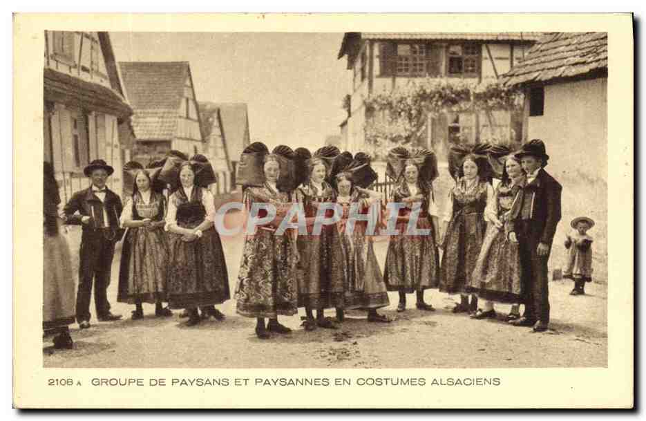 Groupe de paysans et paysannes en costumes alsaciens — CPAPHIL n° 2108A