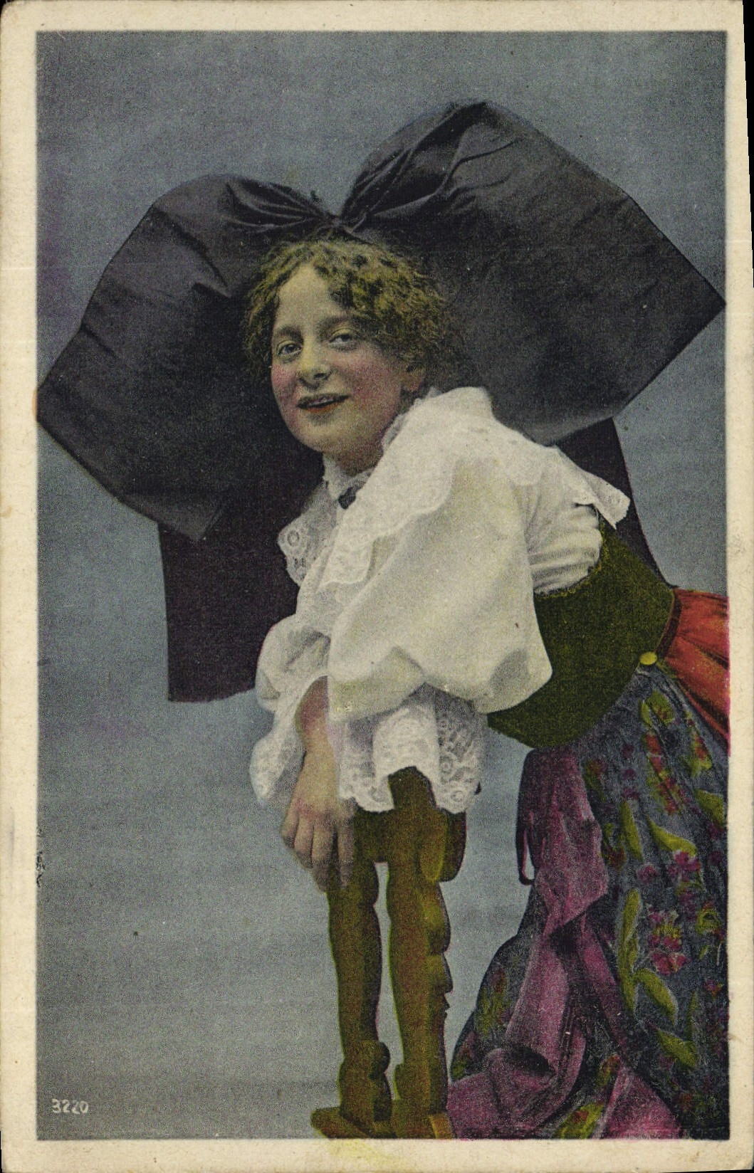 Jeune fille en costume folklorique — éditeur Elsässerin, série 3220