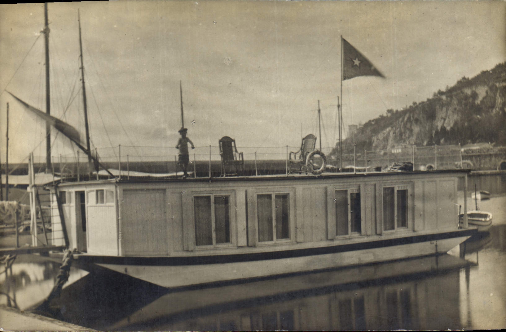 Bateau à moteur avec drapeau étoilé — Villefranche-sur-Mer — Photographie de Fernand Bullion
