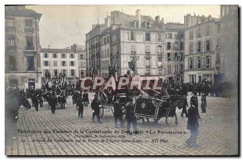 CPA Funerailles des victimes de la catastrophe du dirigeable La Republique Arrivee des corbillards sur le palais de l'eglise Saint Louis Zeppelin