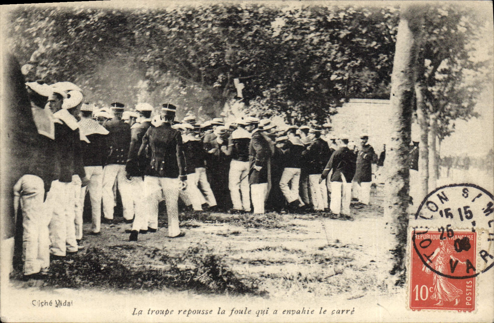 La troupe repousse la foule qui a envahie le carré — Cishé Vadal — édition non identifiée