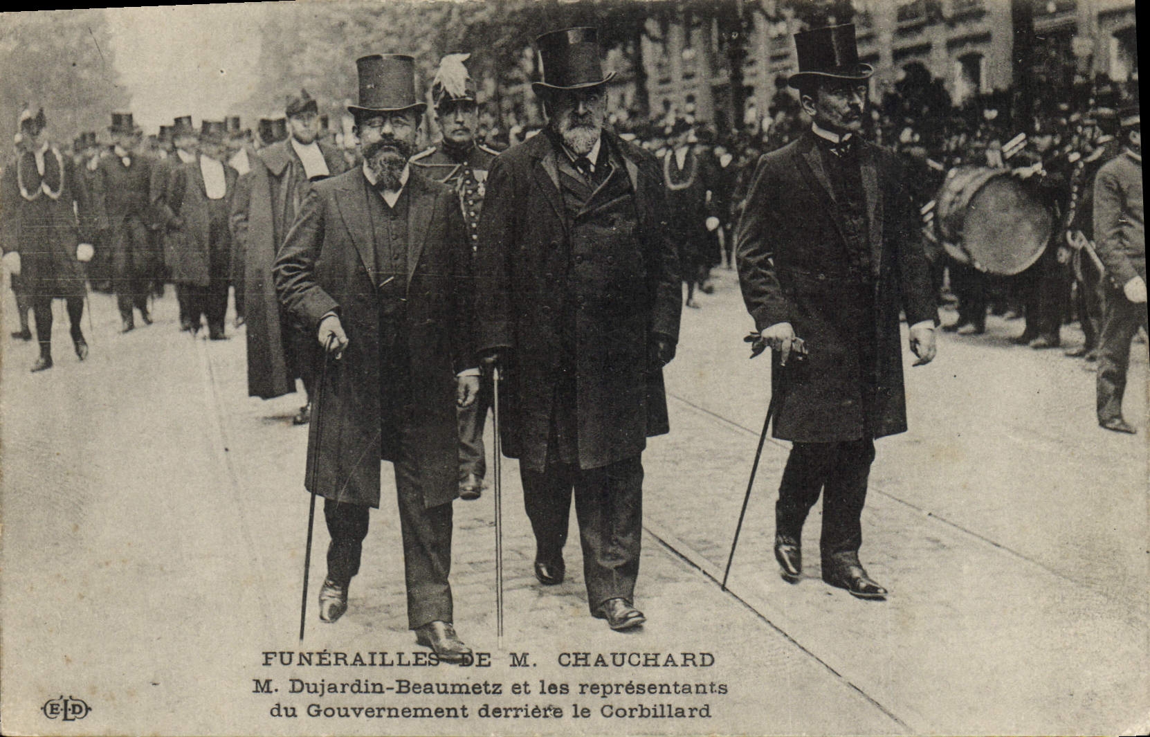 Funérailles de M. Chauchard — M. Dujardin-Beaumetz et les représentants du Gouvernement derrière le Corbillard — Éditeur E.F.D.