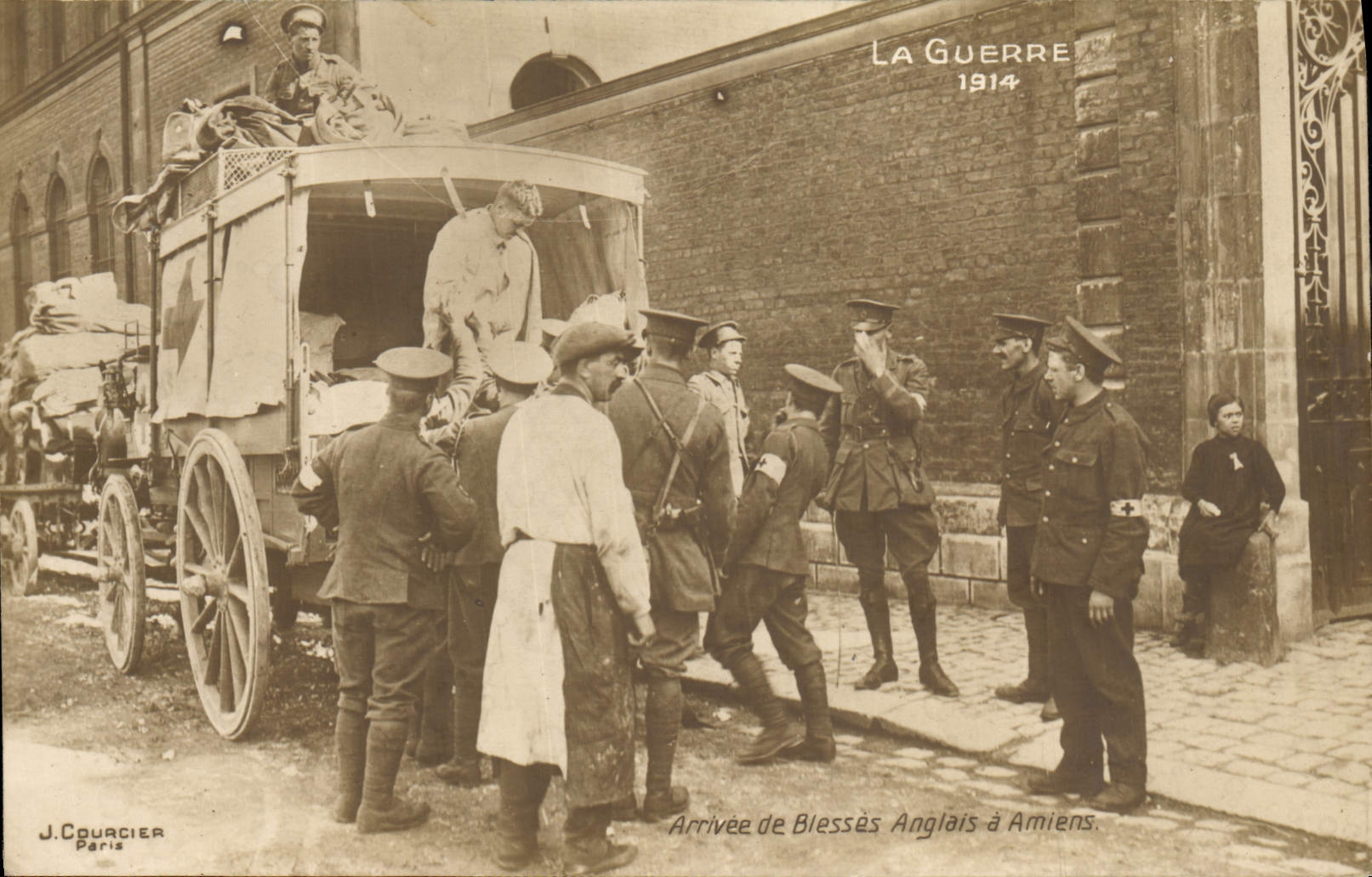 Arrivée de Blessés Anglais à Amiens — La Guerre 1914 — J. Courcier Paris