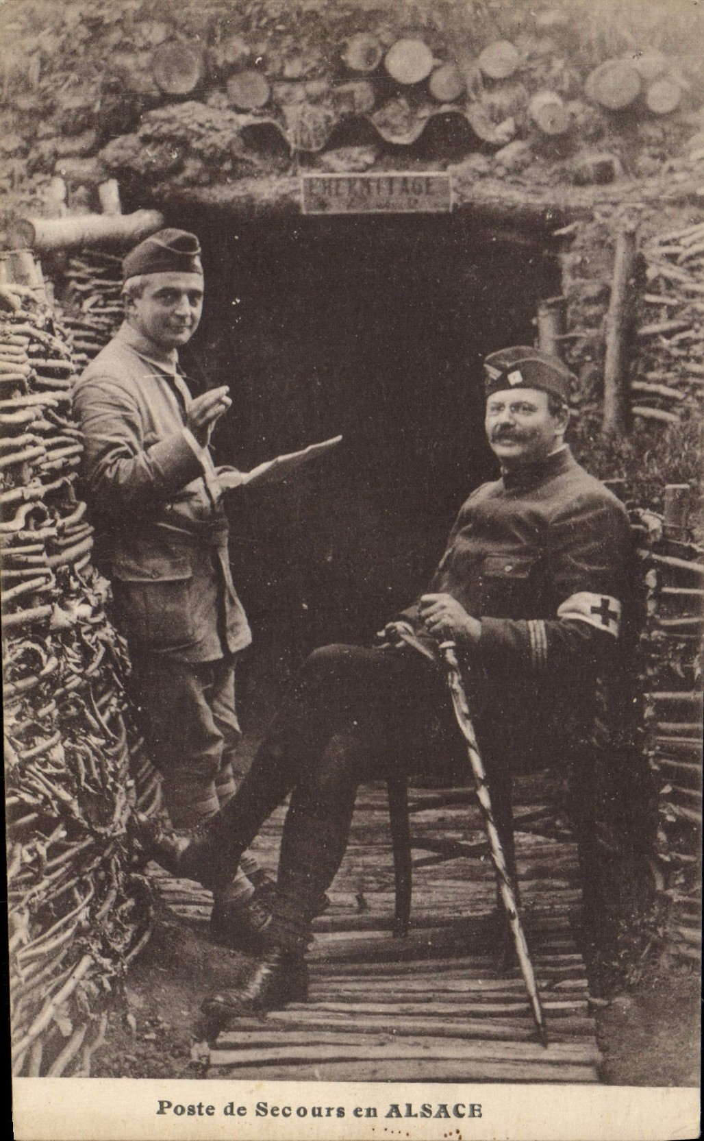 CPA Militaria Poste de secours en Alsace Croix Rouge 