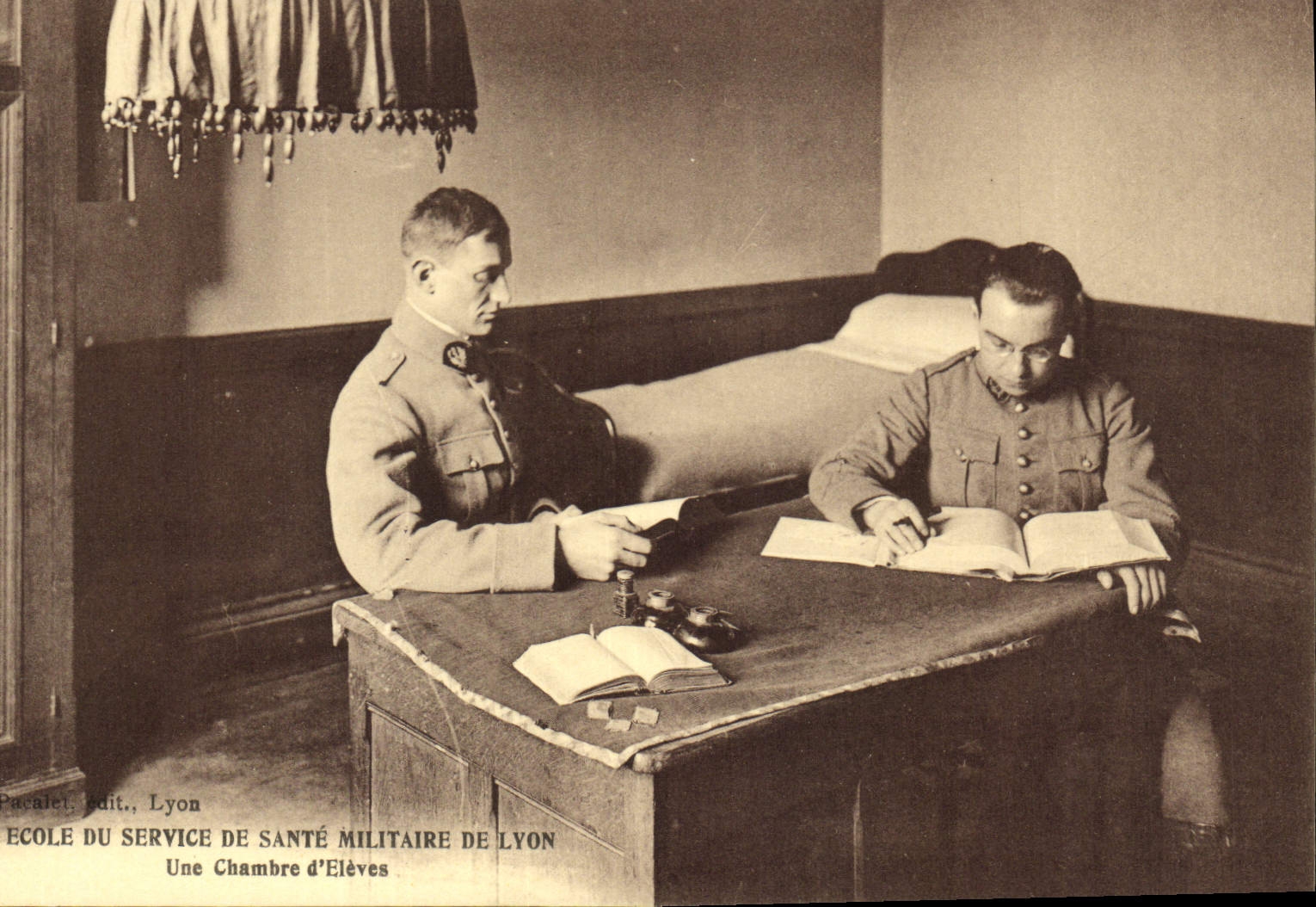 École du Service de Santé Militaire de Lyon — Une Chambre d'Élèves — Pacalet, Edit., Lyon