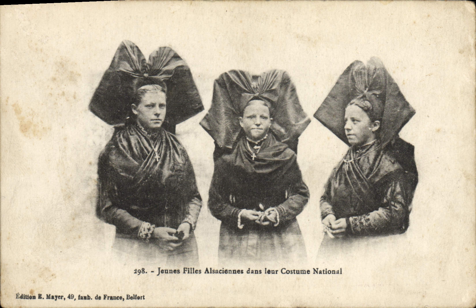 CPA Folklore Alsace Jeunes filles alsaciennes dans leur costume national