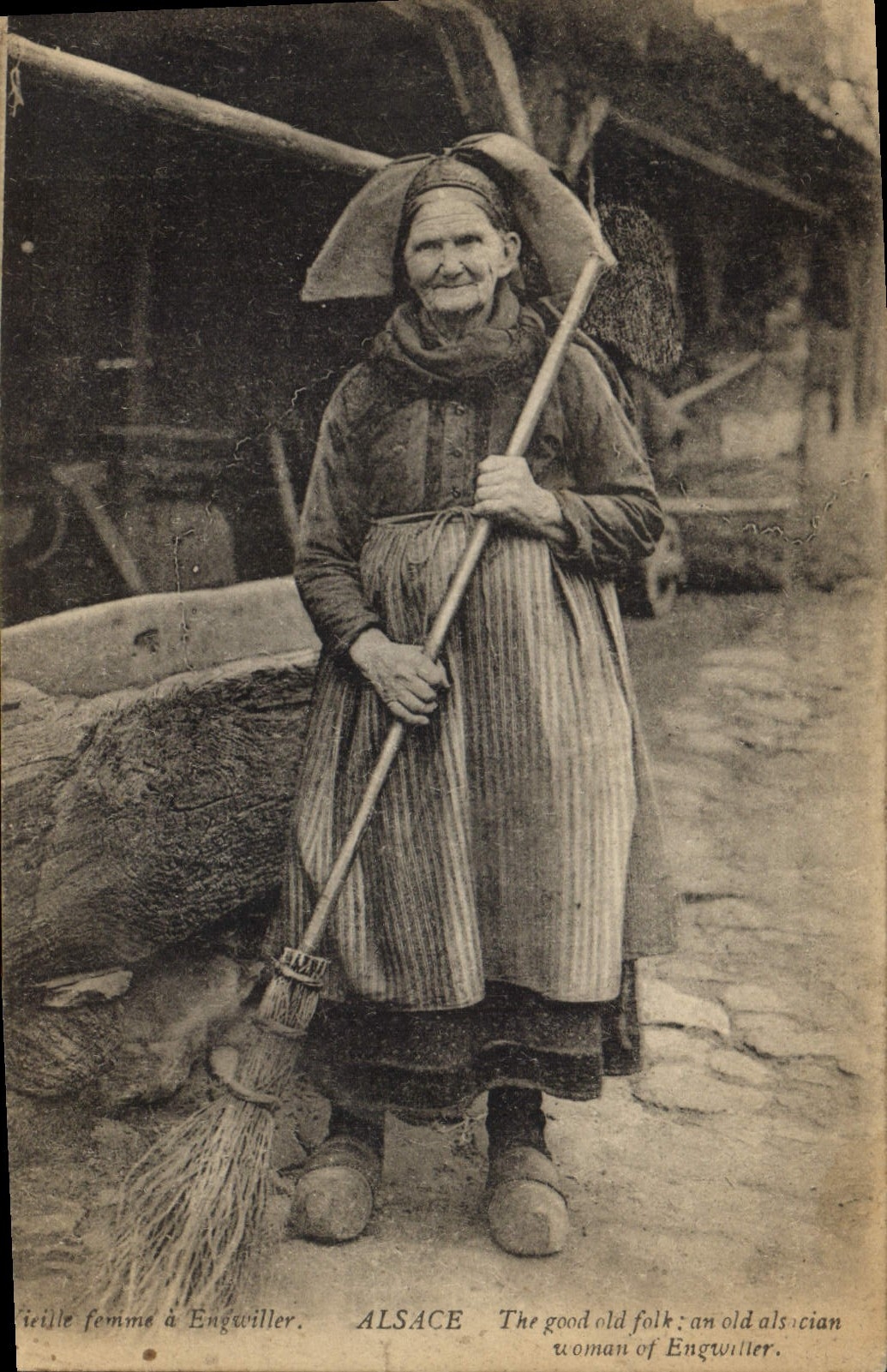 CPA Folklore Alsace Vieille femme a Engwiller