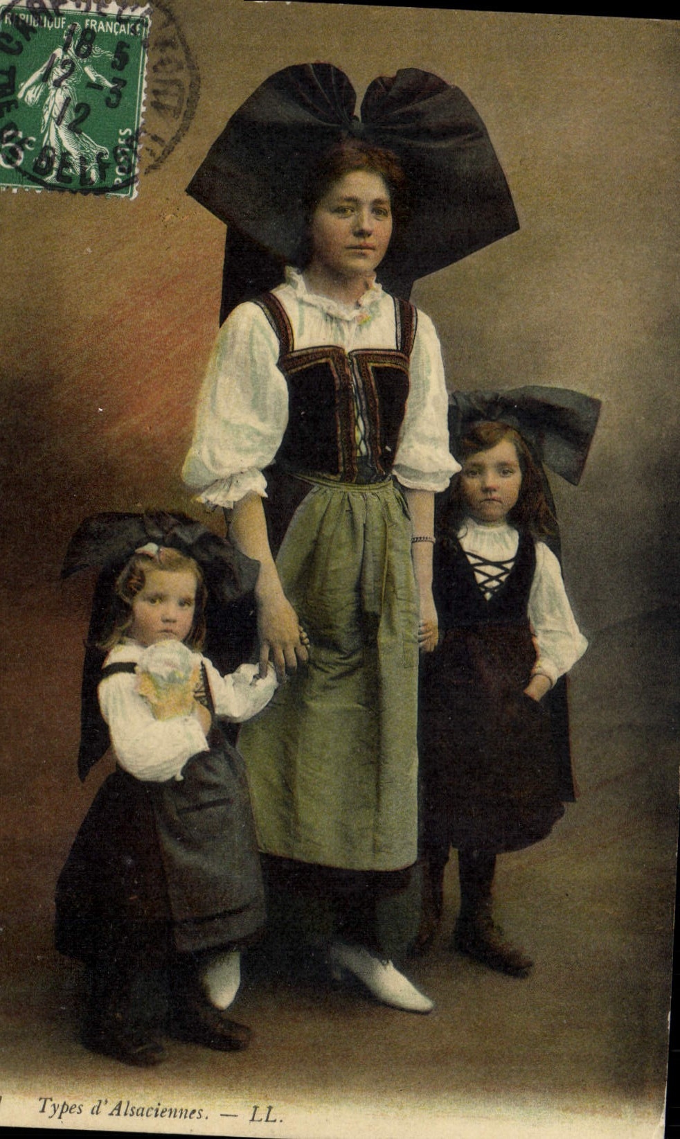 CPA Folklore Alsace Types d'Alsaciennes Enfants