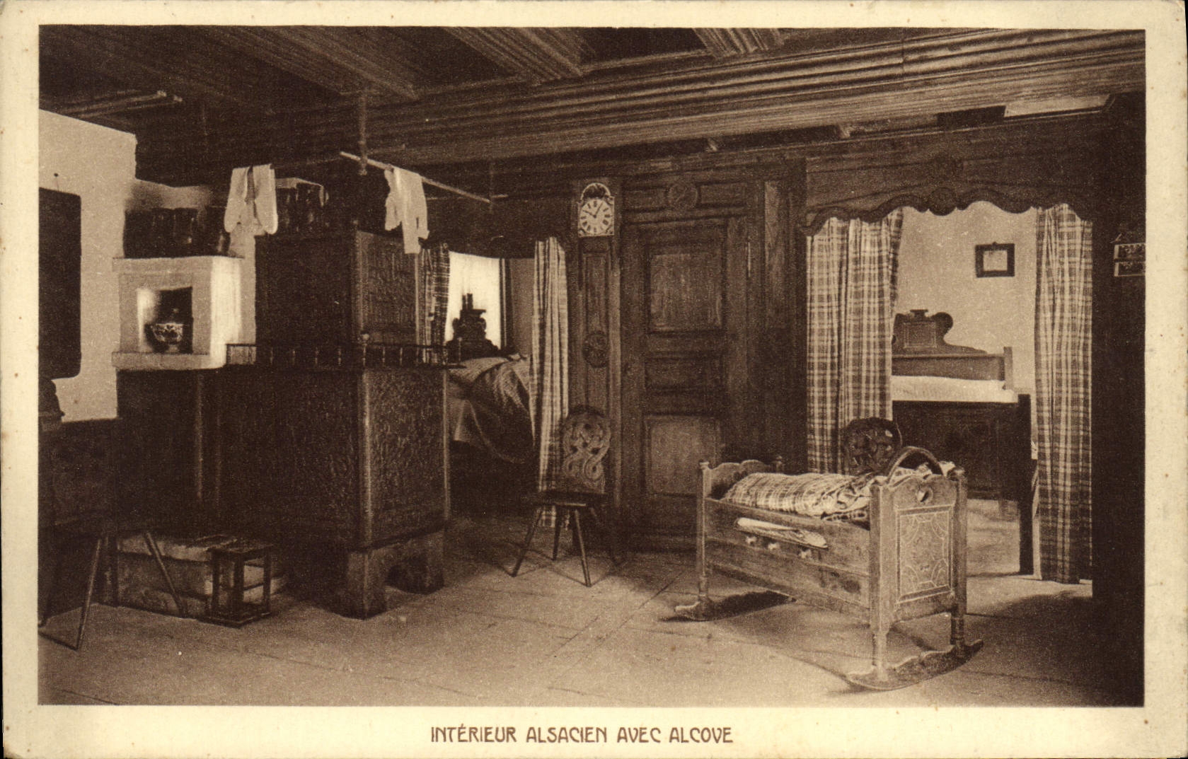 CPA Folklore Alsace Interieur alsacien avec alcove