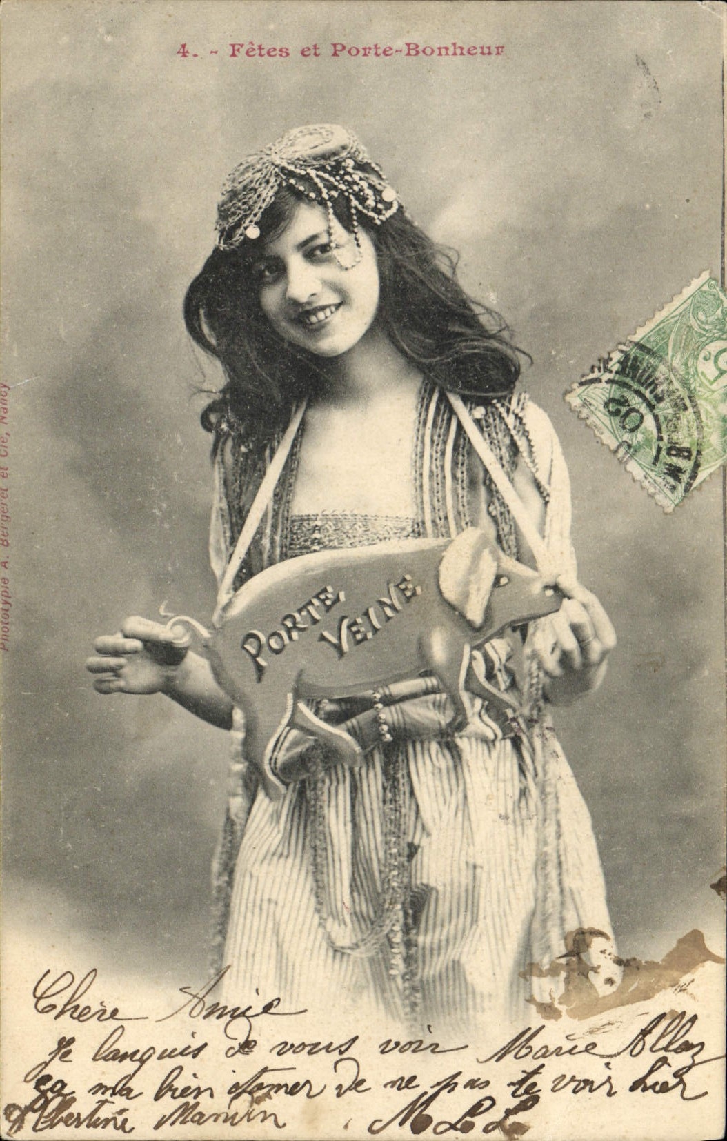 CPA Fantaisie Femme Fetes et porte bonheur Cochon Porc