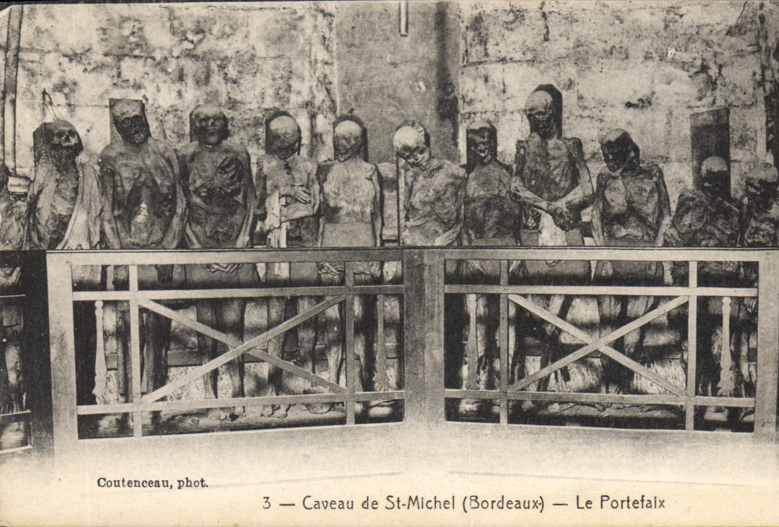 CPA Mort Caveau de St Michel Bordeaux Le portefaix 