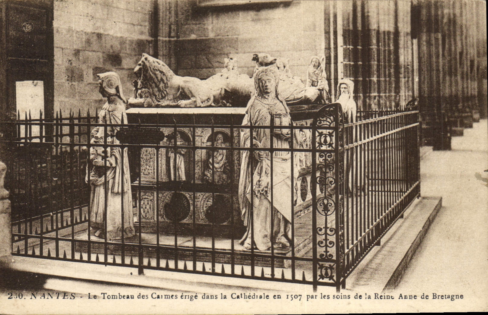 CPA Mort Nantes Le tombeau des Carmes erige dans la cathedrale 