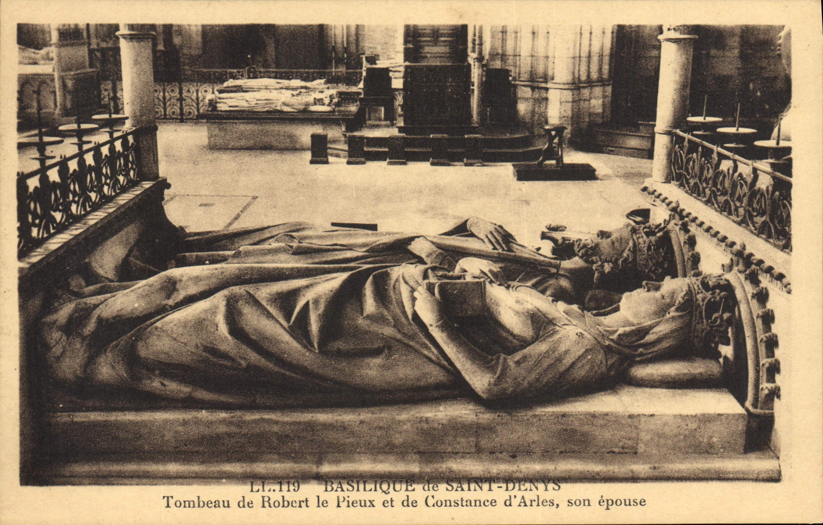 CPA Mort Basilique de Saint Denis Tombeau de Robert le Pieux et de Constance d'Arles son epouse 