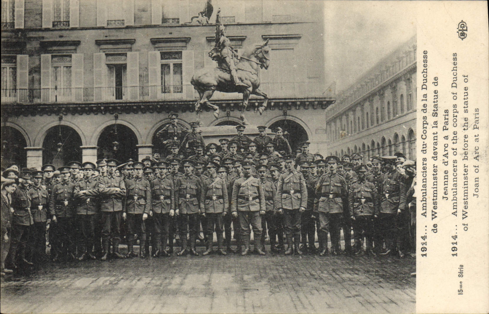 Sanitäter des Corps der Herzogin Jeanne d'Arc vor der Statue in Paris — 1914 — 15. Serie