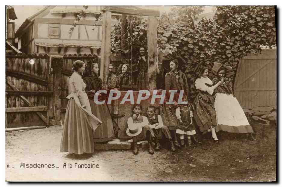 CPA Folklore Alsace Alsaciennes A la fontaine