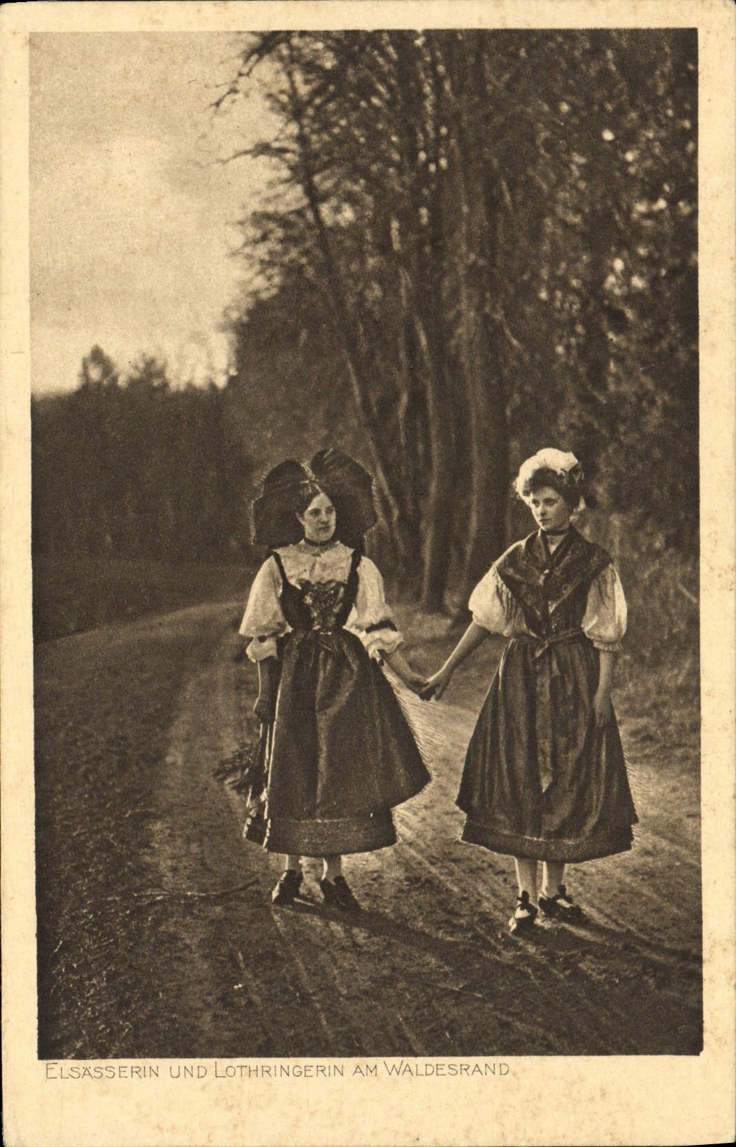 CPA Folklore Alsace Elsasserin und Lothringerin am Waldesrand