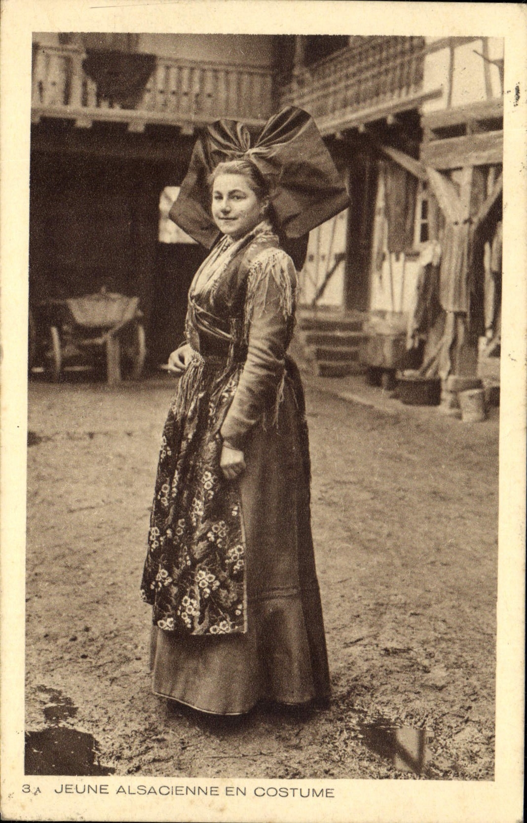 CPA Folklore Alsace Jeune Alsacienne en costume