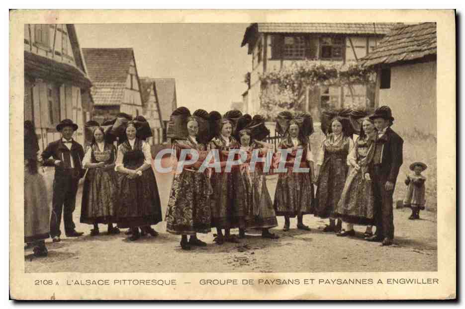 CPA Folklore Alsace Groupe de paysans et paysannes a Engwiller