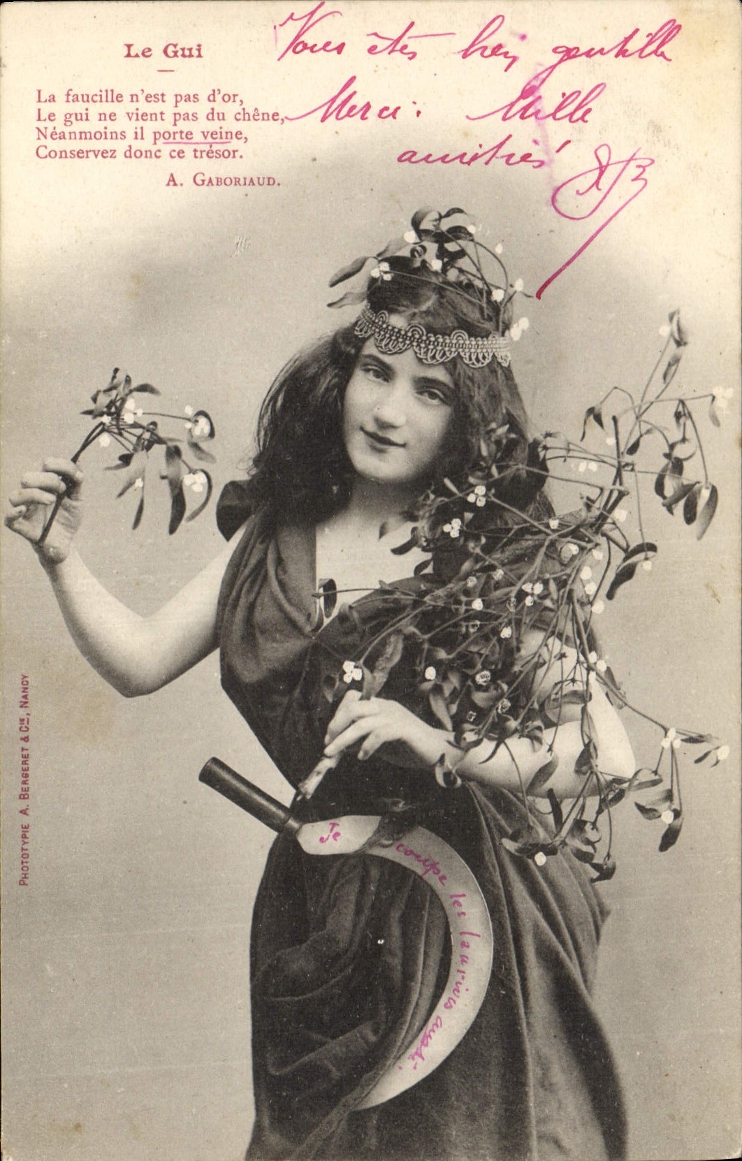 Femme en guirlande de gui — Phototypie A. Bergeret & Cie, Nancy — n° de série non visible