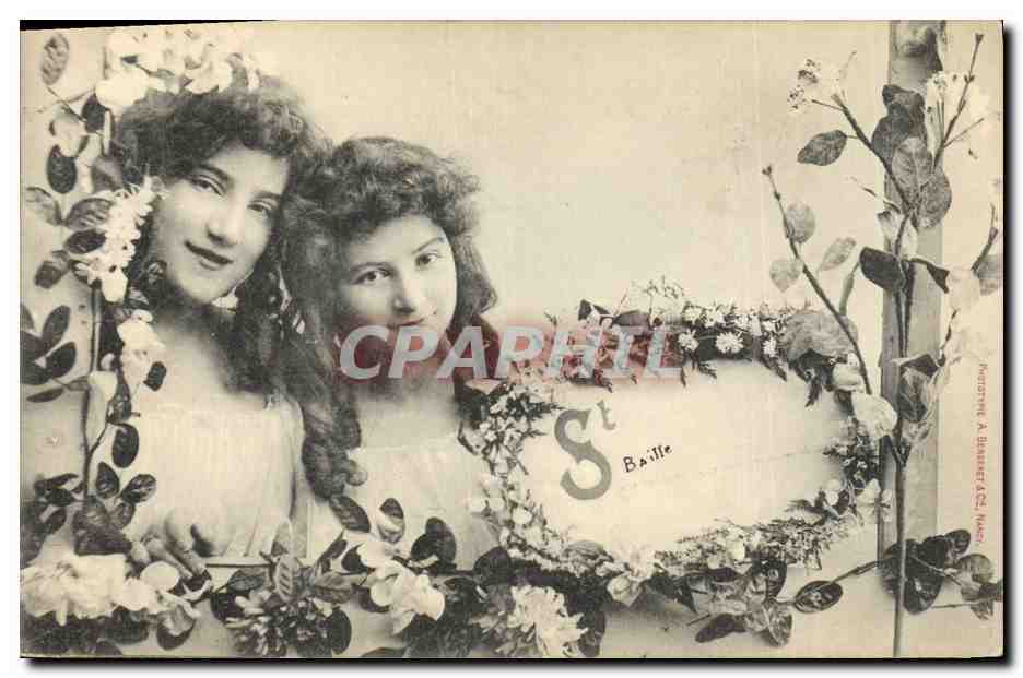 Deux jeunes femmes — décor floral — Photographe A. Biauier & Cie, Vichy