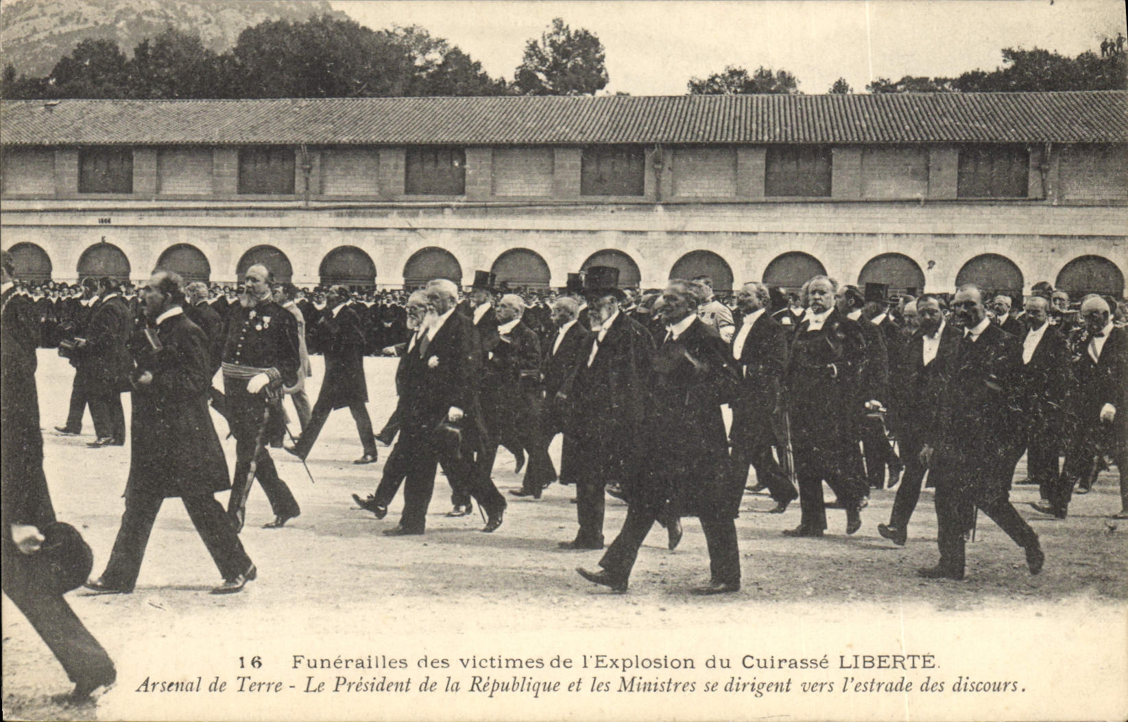Funérailles des victimes de l'Explosion du Cuirassé LIBERTE — Arsenal de Terre — Éditeur : Établissements d'Impressions Phototypique MARIE B.A.R. - TOLON