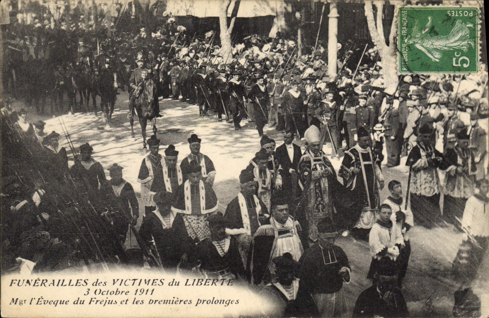 Funérailles des victimes de la liberté — 3 Octobre 1911 — Mgr l'Évêque du Fréjus et les premières prolonges