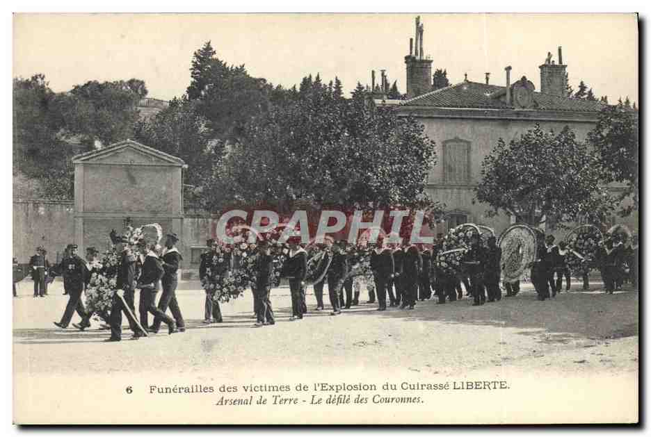 Funérailles des victimes de l'Explosion du Cuirassé LIBERTE — Arsenal de Terre - Le défilé des Couronnes — Éditeur E. Marius Bar, Toulon