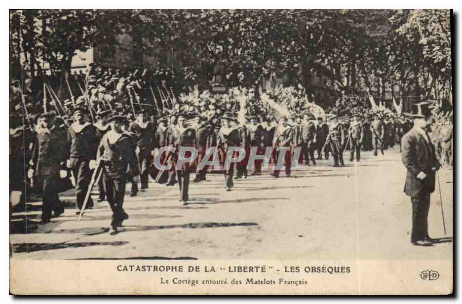 Catastrophe de la "Liberté" - Les obsèques — Le cortège entouré des matelots français — Éditeur EFD