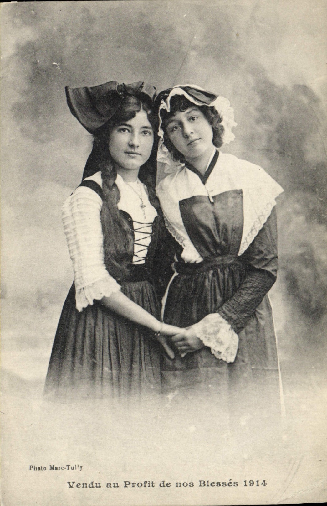 Deux jeunes femmes en costume de guerre — Photo Marc-Tully — Vendu au Profit de nos Blessés 1914