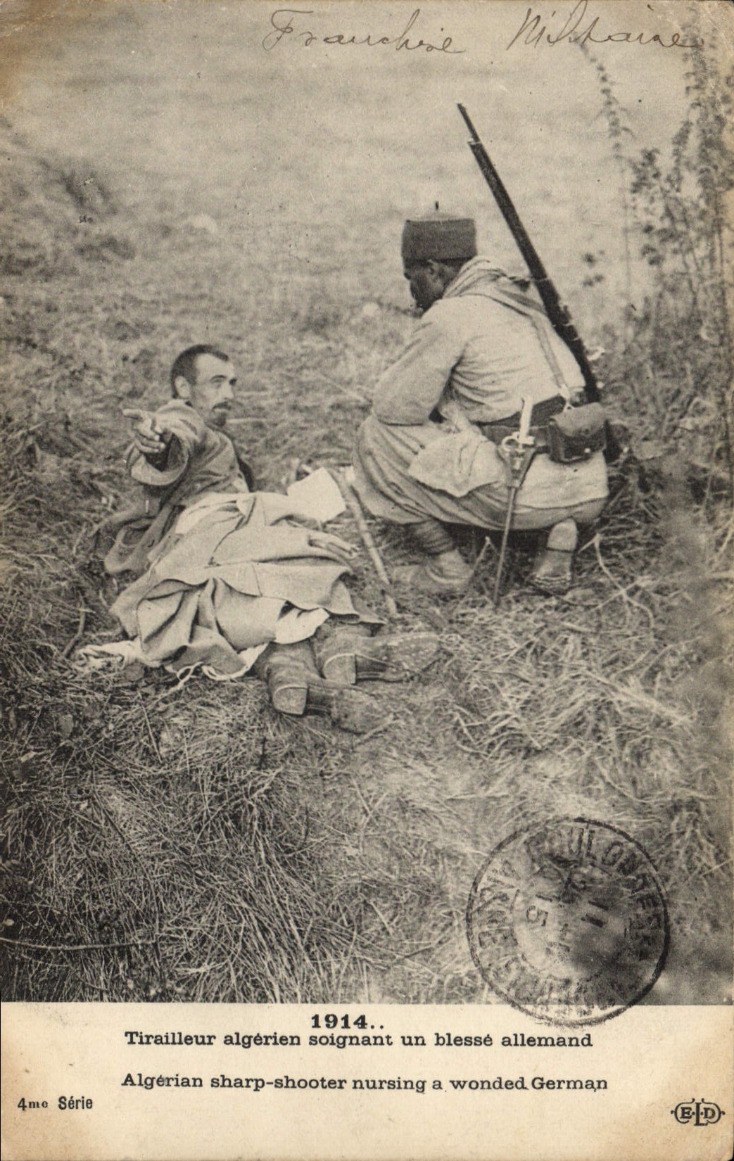 CPA Sante Militaria Tirailleur algerien soignant un blesse allemand